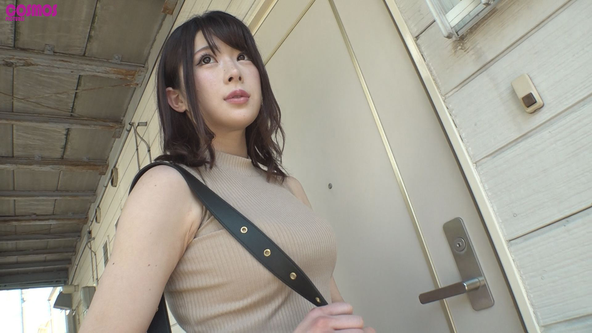 素人妻が一般大学生の自宅にコンドーム1つ渡され一泊一度のゴム姦では満足できず宿泊中2度もガチ中出しを許してしまう 騎乗位で色白柔乳を揺らすIカップ妻 なほさん28歳