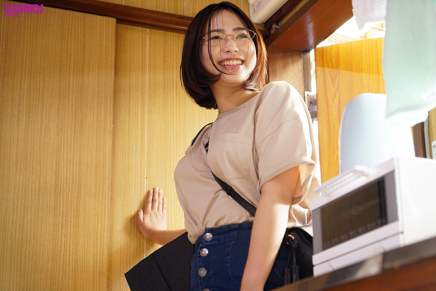 素人妻が一般大学生の自宅にコンドーム1つ渡され一泊 一度のゴム姦では満足できず宿泊中2度もガチ中出しを許してしまう 騎乗位で天然柔乳が揺れるGカップ眼鏡妻 めぐみさん29歳 画像2