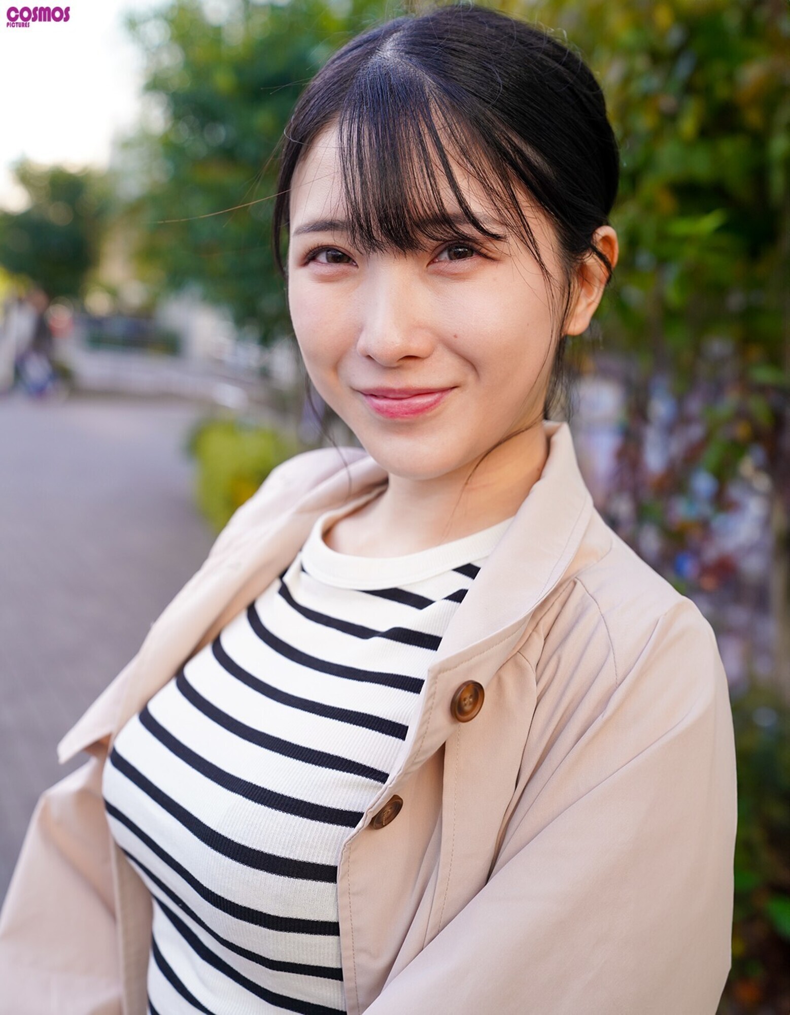 素人妻が一般大学生の自宅にコンドーム1つ渡され一泊一度のゴム●では満足できず宿泊中2度もガチ中出しを許してしまう 激しい騎乗位で色白柔尻を揺らす発情妻 ひかりさん 32歳 1枚目