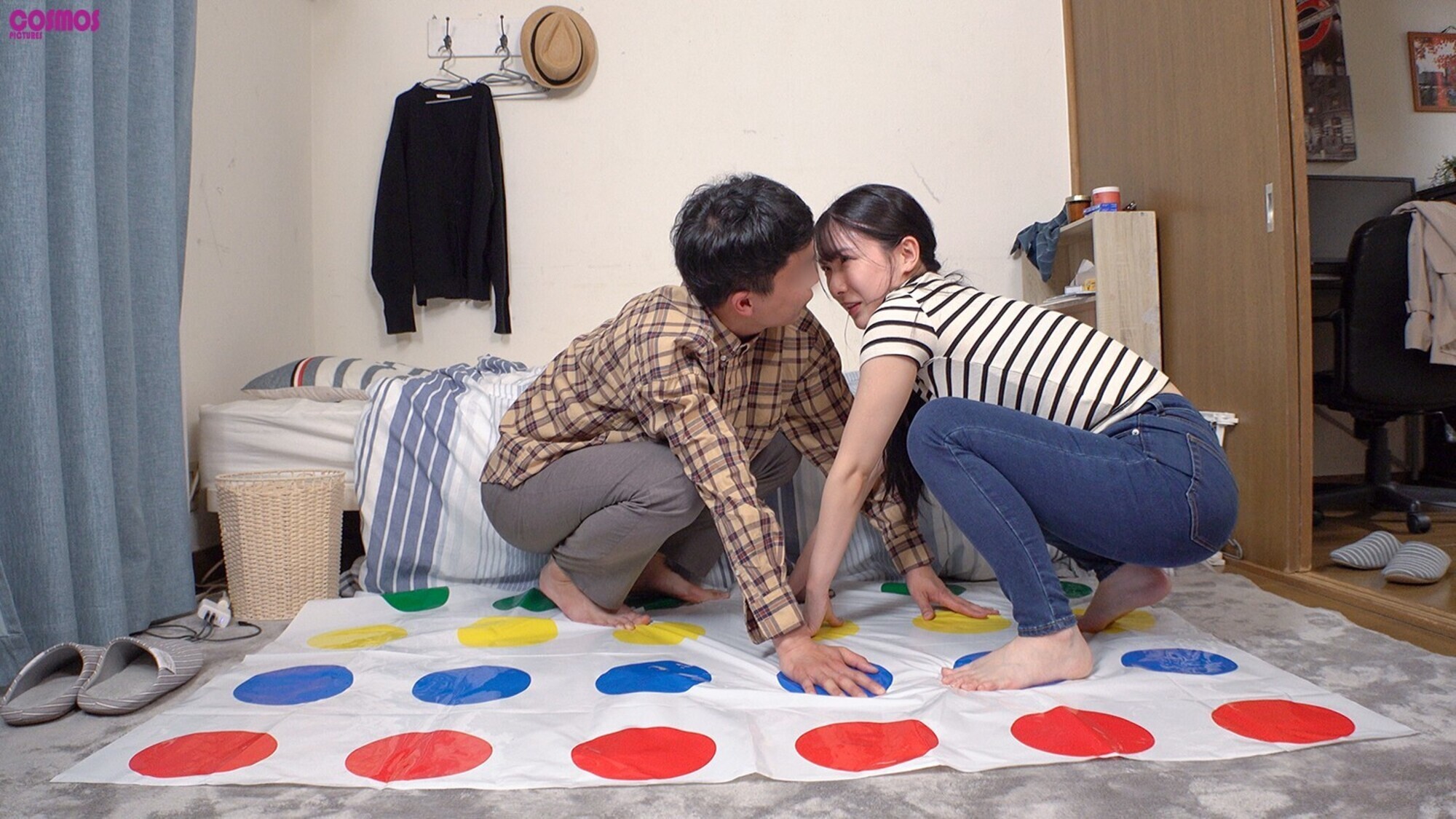 素人妻が一般大学生の自宅にコンドーム1つ渡され一泊一度のゴム●では満足できず宿泊中2度もガチ中出しを許してしまう 激しい騎乗位で色白柔尻を揺らす発情妻 ひかりさん 32歳 2枚目