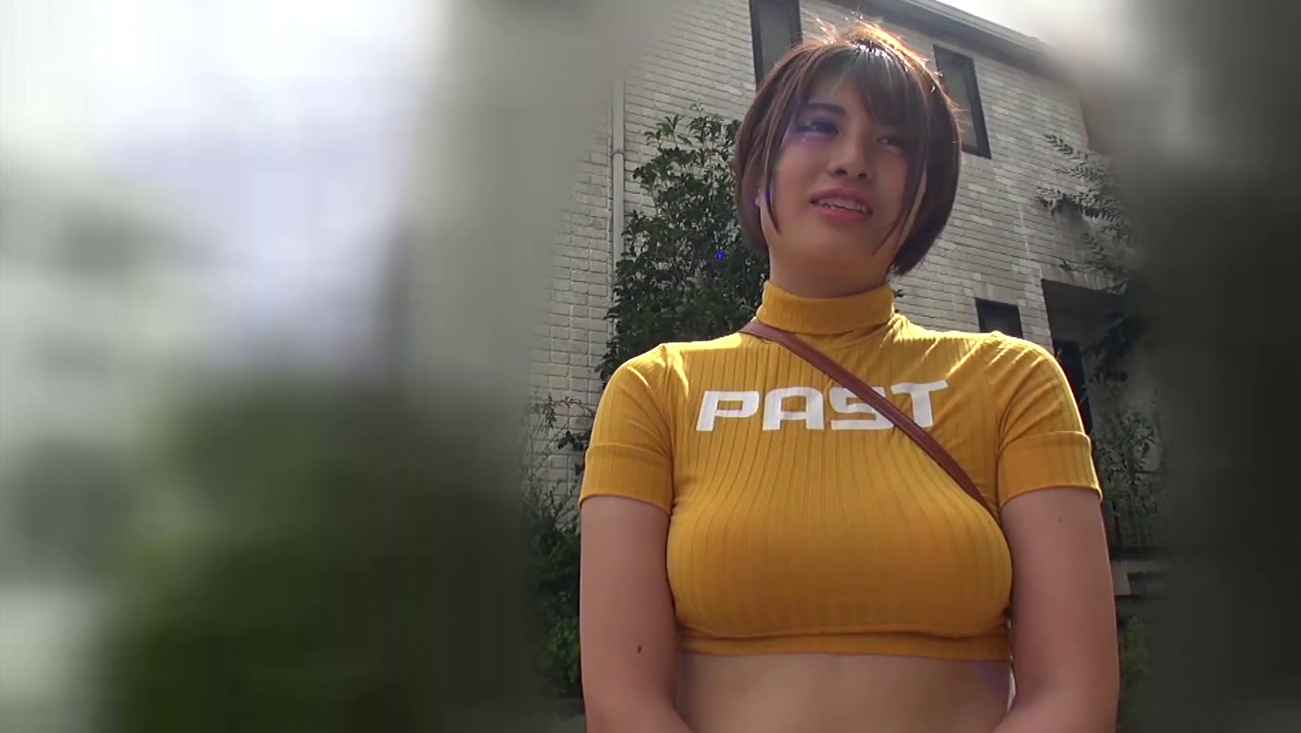 巨乳が浮き出るぴったぴたニットを着た長身イベントコンパニオンをナンパしてAV出演! 画像1