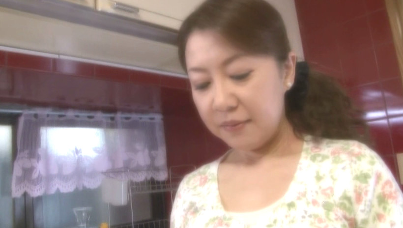 近親相姦中出し親子 二人だけの秘密・・・夫にバレたらおしまいです。 山内久美 50歳 画像1