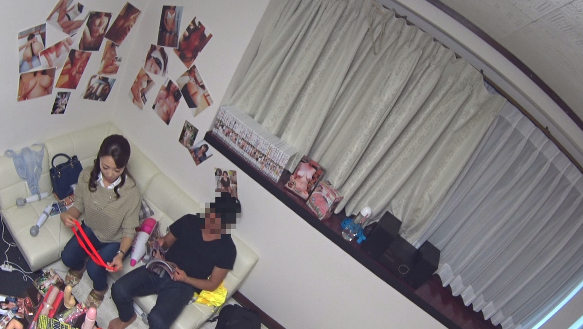 「アダルトグッズだらけの部屋で二人きりになった母と息子は果たして禁忌を破って近親相姦セックスしてしまうのか?」・・・裏でお母さんにだけこっそり成功報酬の話をしておきました。 04 画像3