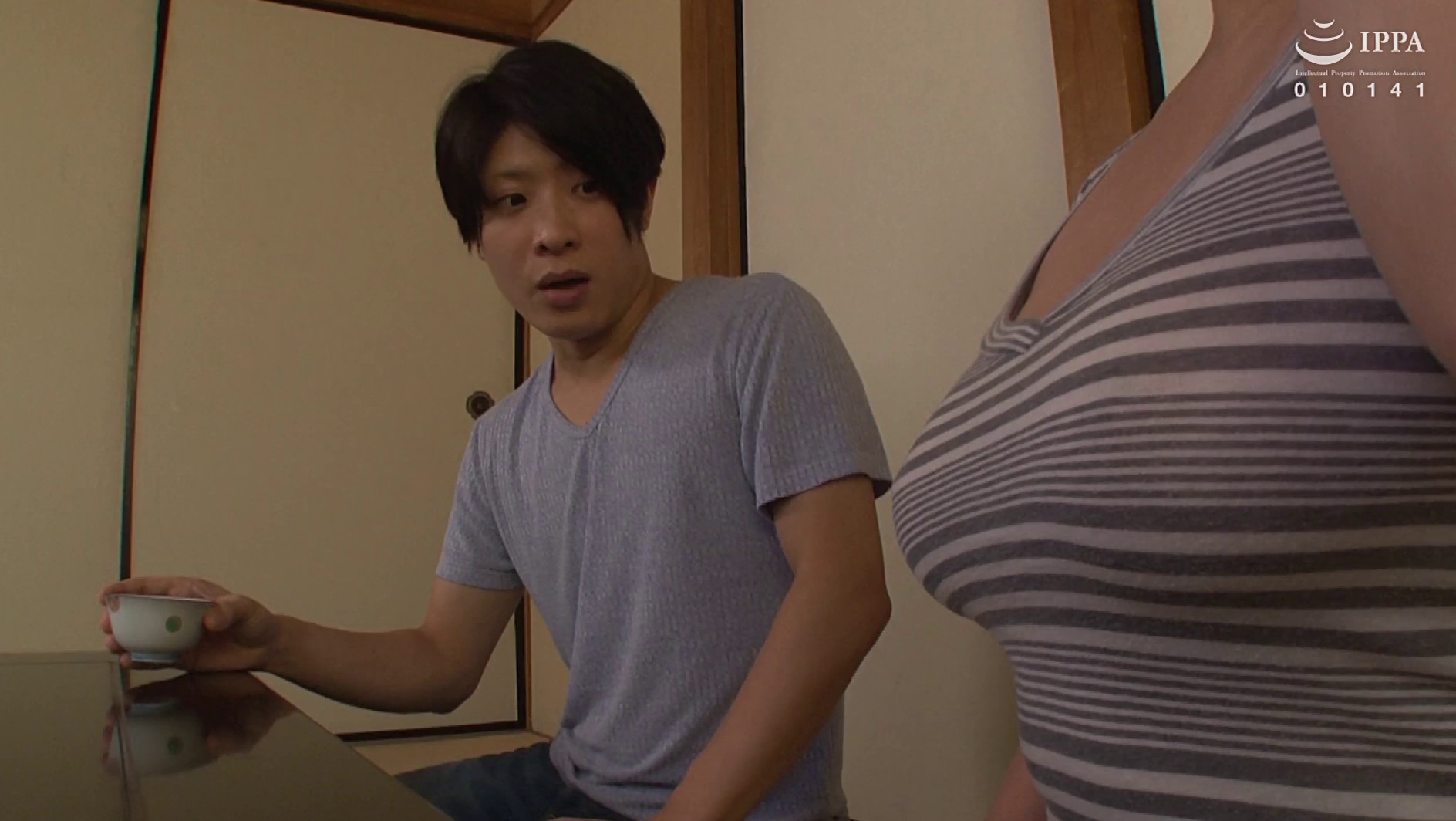 真夏のノーブラ おっぱいで隣人を勃起させるやわらか巨乳奥さんに中出し 風間ゆみ 画像2