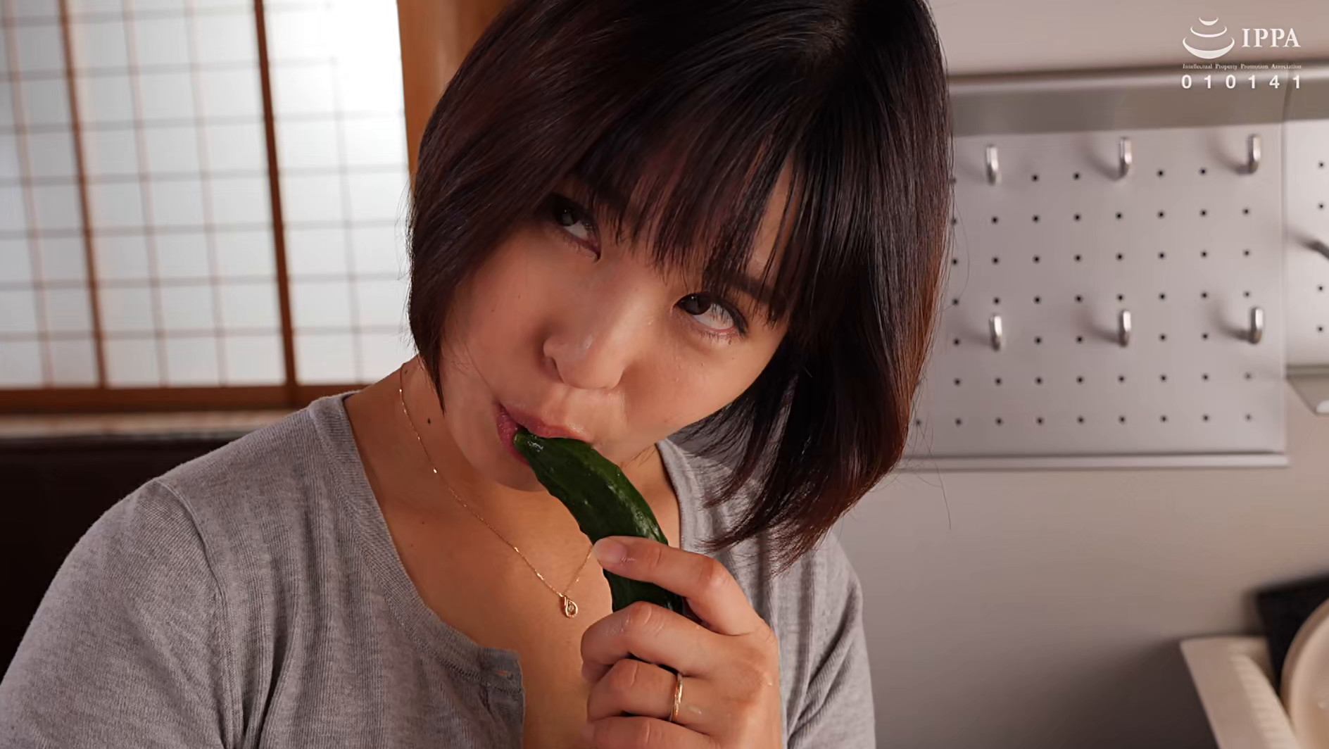 初めて彼女が出来たのに・・・彼女のお母さんに童貞を奪われた 玉城夏帆 画像2