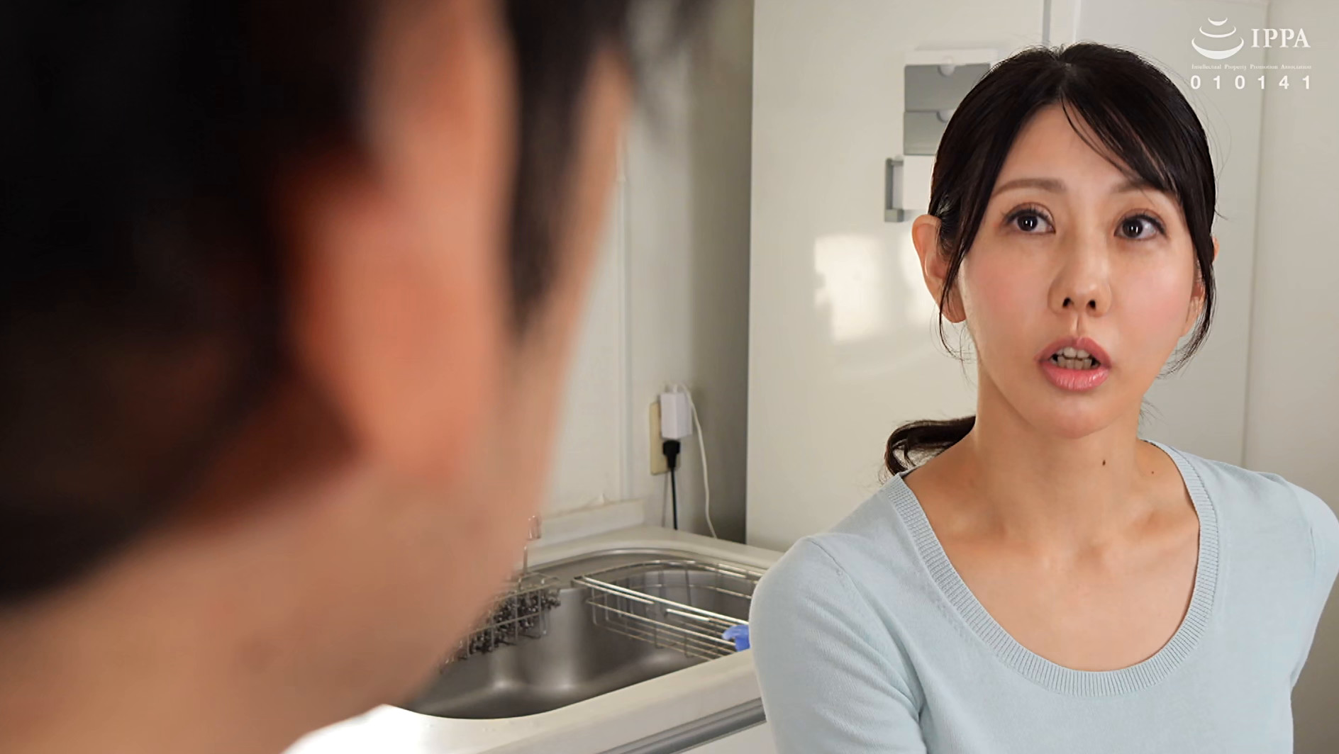 メンズエステ始めました 自宅で始めた母の仕事が気になり客に変装、巨乳母は自分の息子だと知らずオッパイ押しつけマッサージとベロキス乳首責めで勃起したチンポを逃さない搾精騎乗位で何度もイカされたボク 若菜れいか 四十三歳 画像1