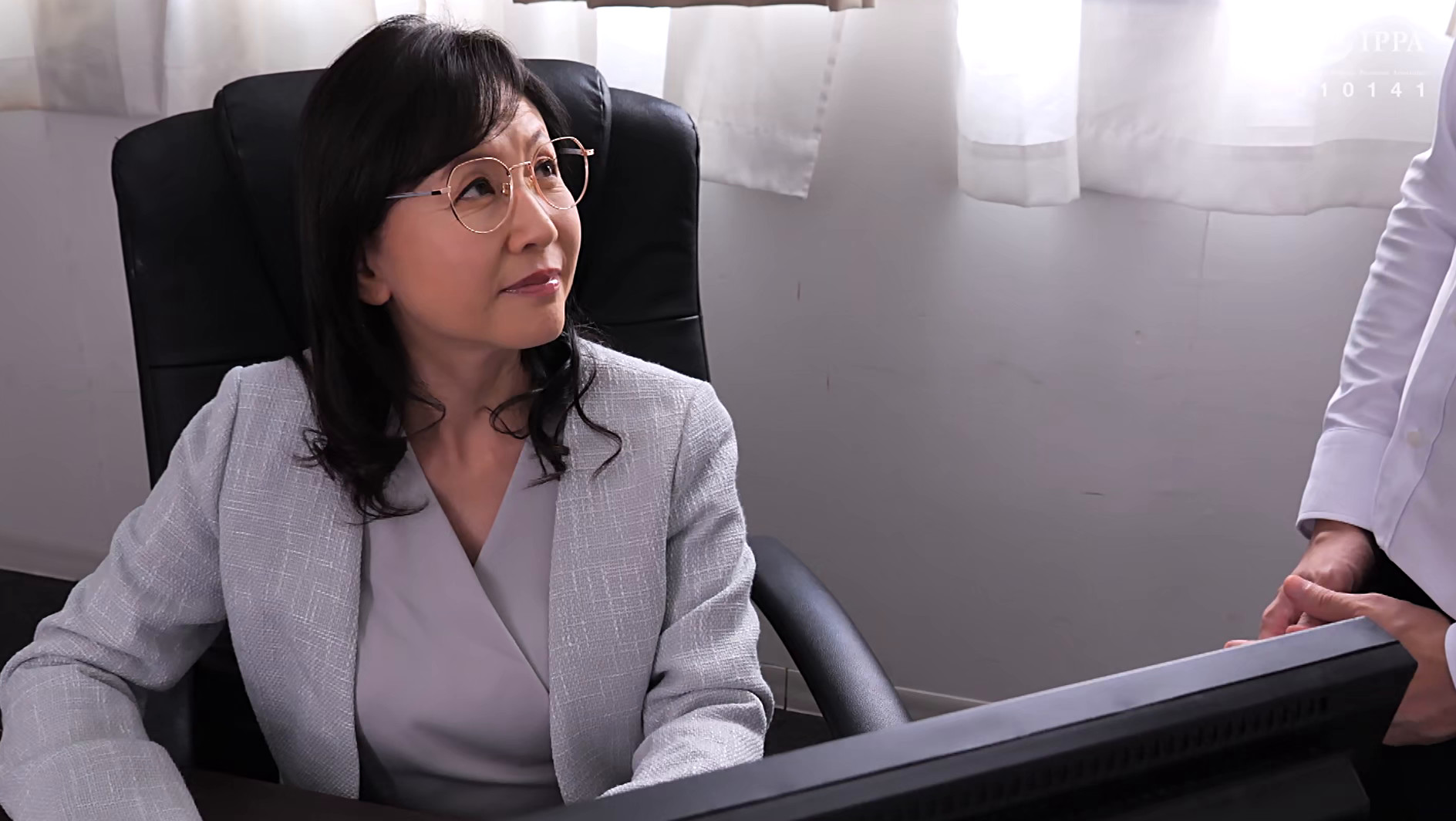 不倫発覚SNS拡散炎上！！美人女校長玩具化計画 青葉小夏 六十四歳の見所画像1