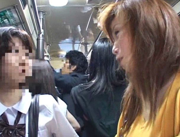 「路線バスで美淑女の尻に勃起チ○ポを擦りつけたらヤられるか?」VOL.4 画像12
