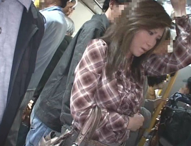 「路線バスで美淑女の尻に勃起チ○ポを擦りつけたらヤられるか?FINAL~発情しすぎてディープスロートした美熟女たち~」 画像19