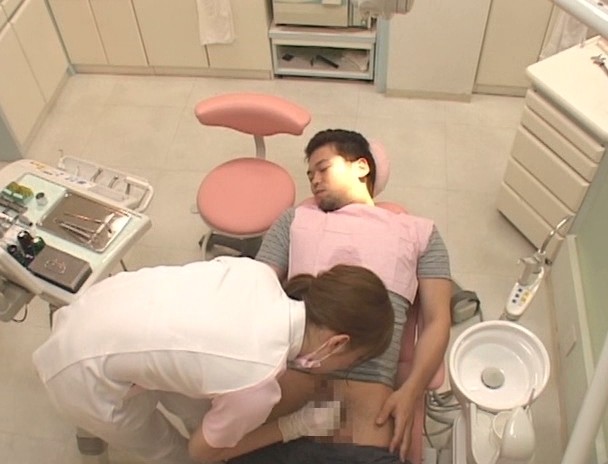 「ワザと胸を密着してくる歯科衛生士/整体師/看護師の誘惑治療で思わず勃起したらヤられた」 画像13