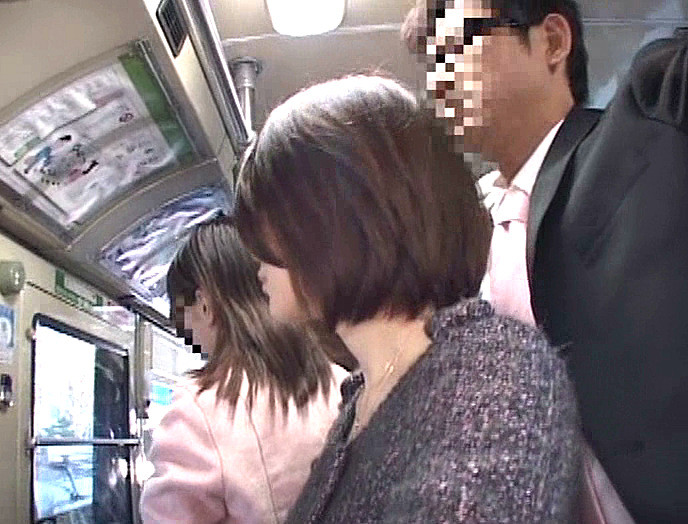 「満員状態の路線バスで欲求不満の専業主婦に正面から股間と股間を擦りつけたら?」VOL.2 画像3
