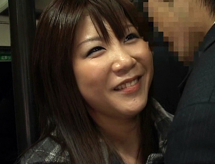 「満員状態の路線バスで欲求不満の専業主婦に正面から股間と股間を擦りつけたら?」VOL.2 画像13