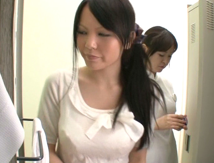 「ワザと大きな胸を密着してくる看護師の誘惑治療で思わず勃起したらヤられた」VOL.1 画像1