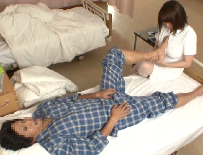 「ワザと大きな胸を密着してくる看護師の誘惑治療で思わず勃起したらヤられた」VOL.1 画像17