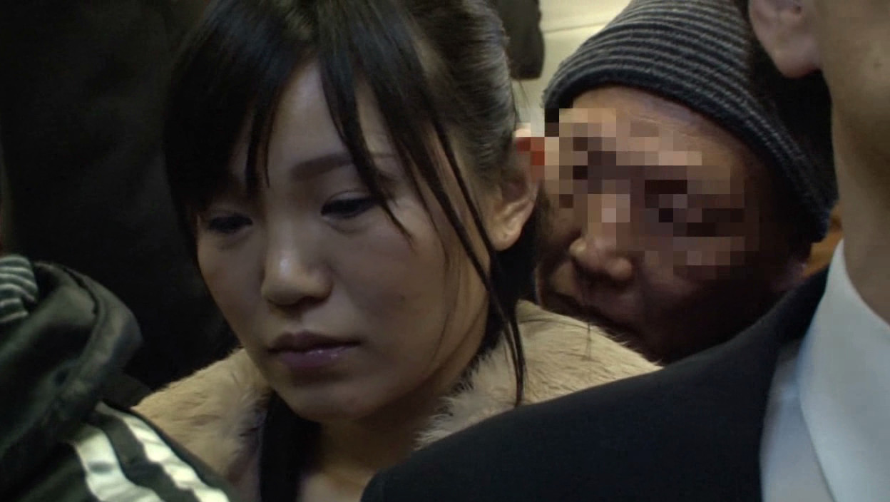 「『こんなに濡れたの何年ぶり・・・』美しいシングルマザーに通勤電車で濃厚な接吻を3分間し続けたら他の乗客に見られても発情してヤられた」VOL.1 画像13