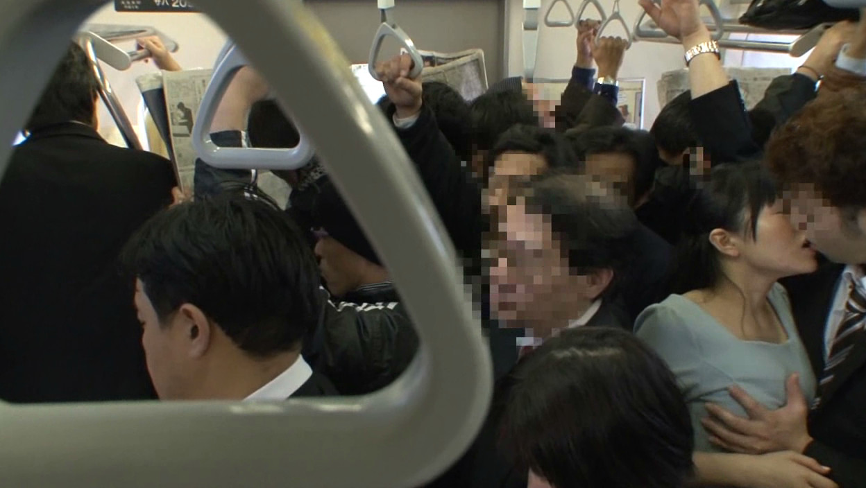 「『こんなに濡れたの何年ぶり・・・』美しいシングルマザーに通勤電車で濃厚な接吻を3分間し続けたら他の乗客に見られても発情してヤられた」VOL.1 画像17