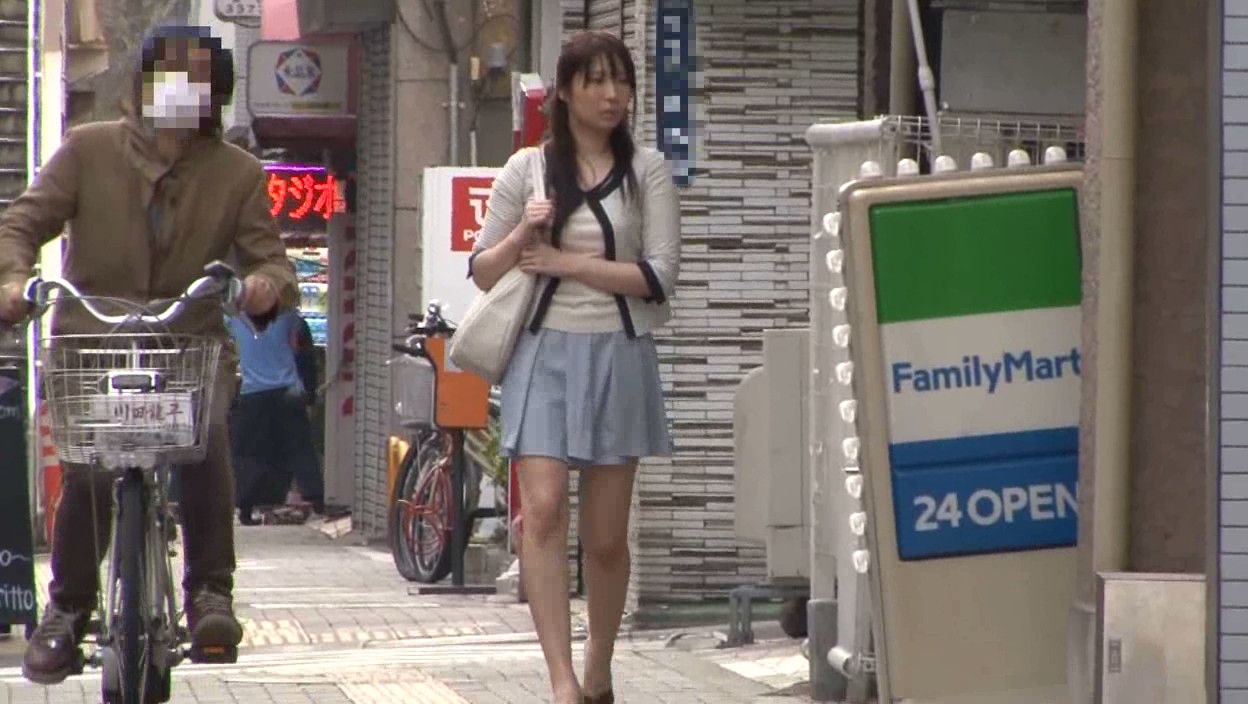 「満員状態の路線バスで欲求不満の専業主婦に正面から“後ろから同時に”股間と股間を擦りつけたら?」VOL.1 画像7