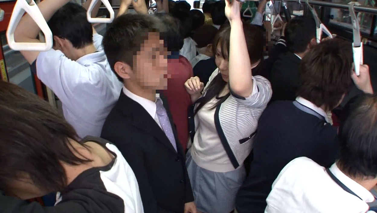 「満員状態の路線バスで欲求不満の専業主婦に正面から“後ろから同時に”股間と股間を擦りつけたら?」VOL.1 画像8