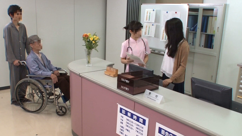 「看護師のスカートの中を見上げ撮りしたパンチラビデオをオカズにセンズリしていたのが本人に見られ怒っていたのに・・・夜中に寝ている私の布団にもぐり込んできた」VOL.1 画像16