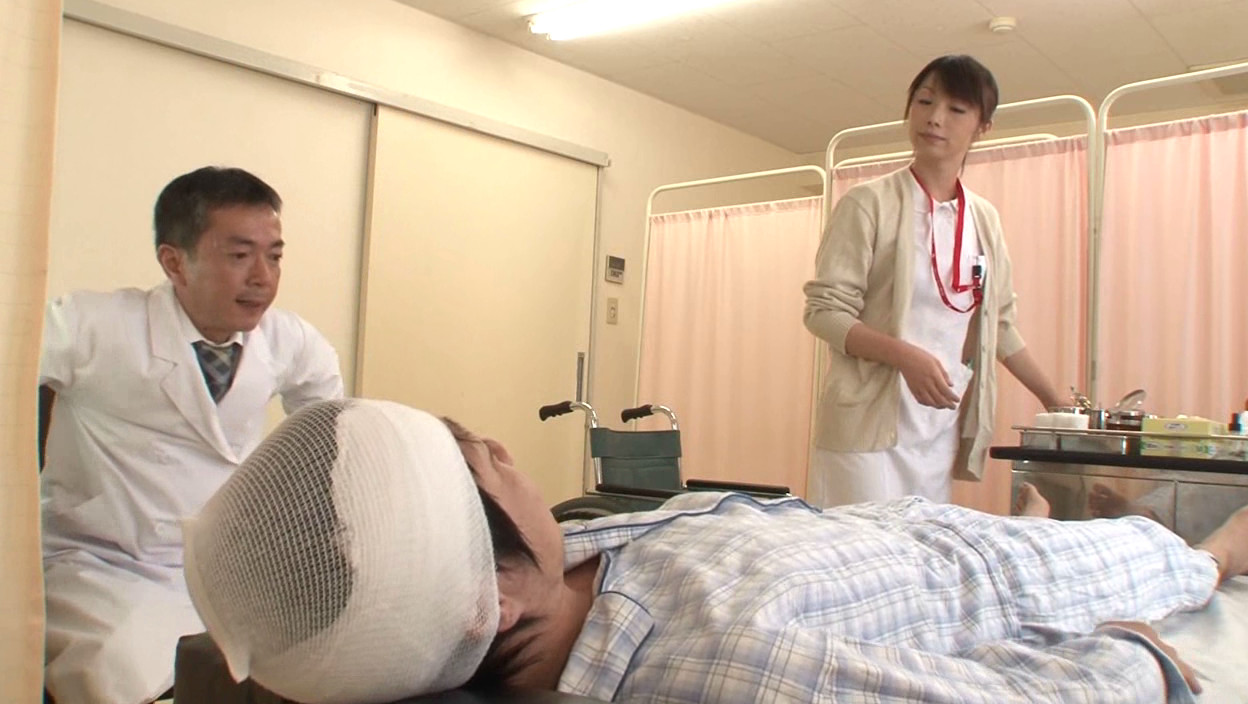 「『おばさんで本当にいいの?』若くて硬い勃起角度150度の少年チ○ポに抱きつかれた看護師はヤられても本当は嫌じゃない」VOL.2 画像1
