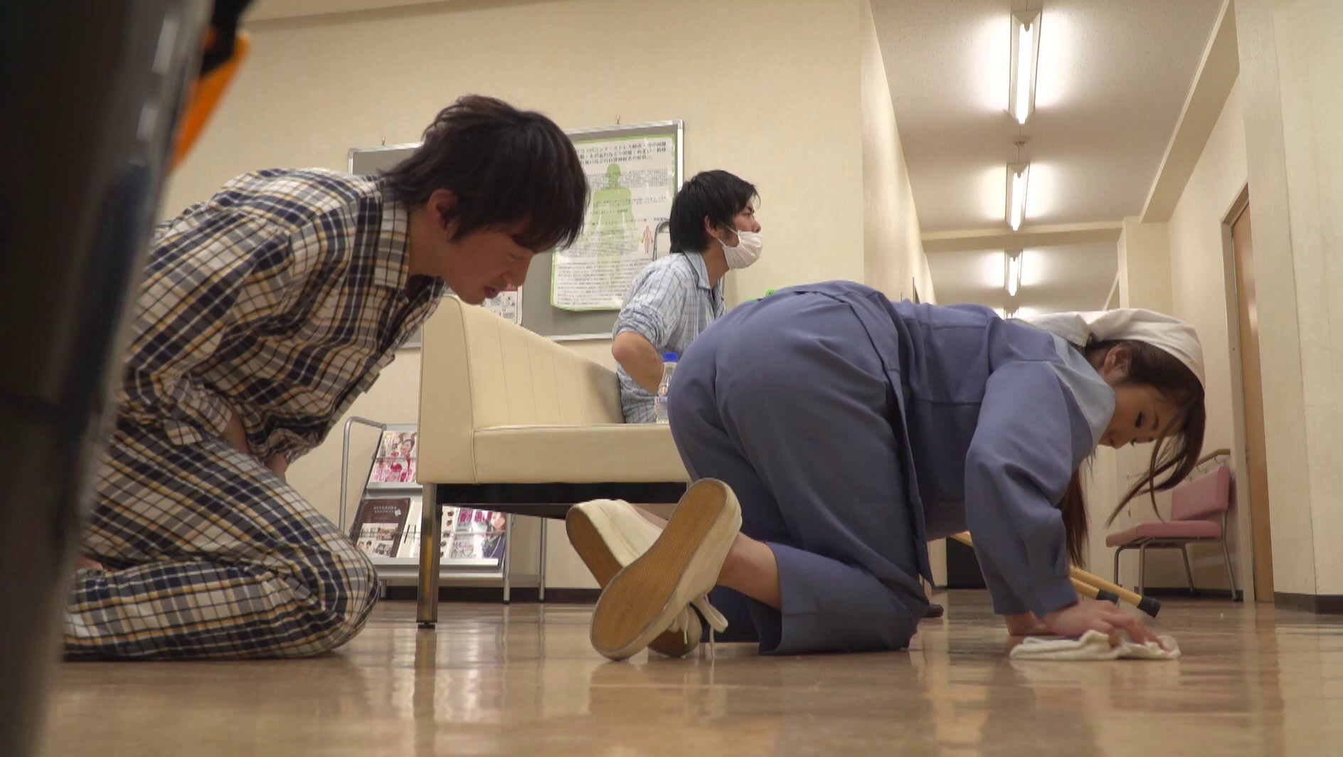 「貴女ほどの美しい方が何故ココに!女を忘れた働く美人おばさんに若くて硬い少年チ○ポを3分間魅せつけてヤる」 VOL.1 画像16