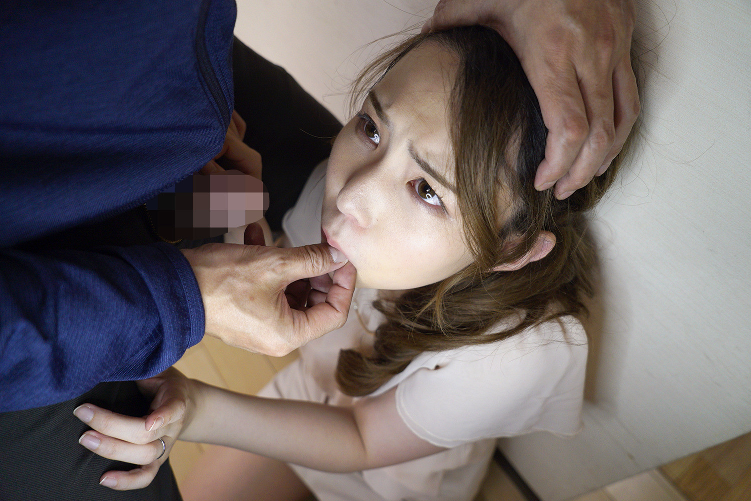 内見中に大きな胸を揉まれ感じた巨乳不動産レディは生でヤられても拒めない 画像8