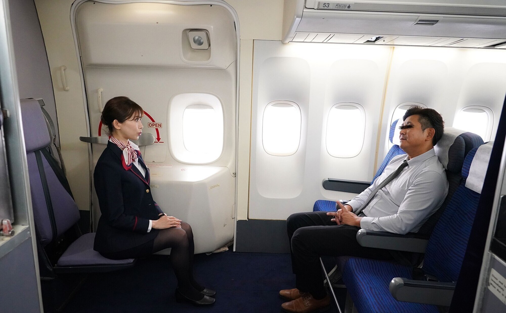 内緒でエグい接客してくれた美人CAをホテルに誘って生ハメしたら何度も求めるヤリマンだった VOL.2 画像3