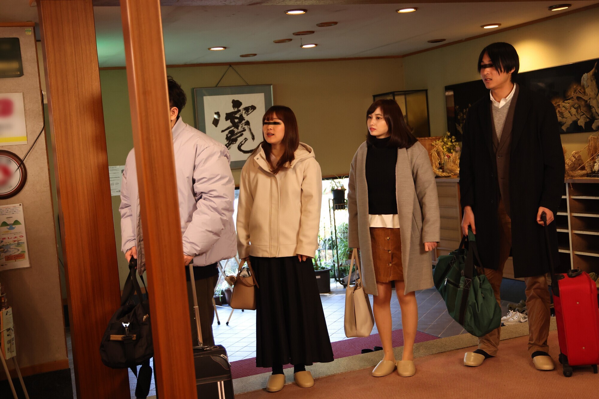 寝取らせ夫の仕業とは知らず王様ゲームで他の男に胸を揉まれ感じていた愛しい妻 ひとみ(33歳)結婚8年目 画像3
