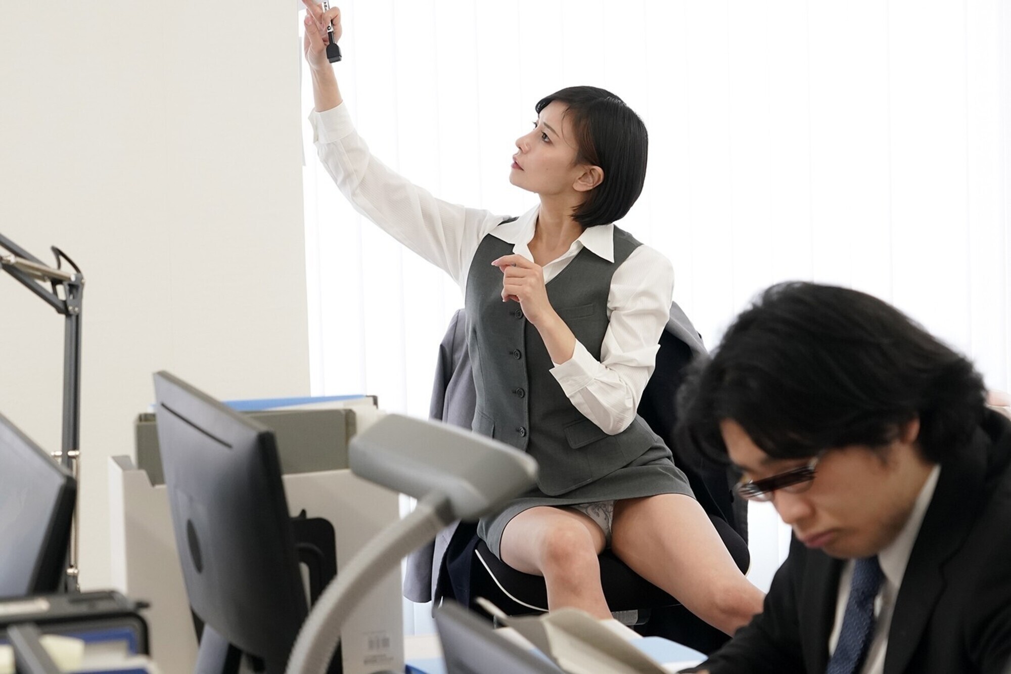 「私の着替え見て興奮するの?」女を忘れたおばさん上司は自分に発情してくれる年下チ○ポなら盗撮ビデオをおかずにされても嫌じゃない 画像12