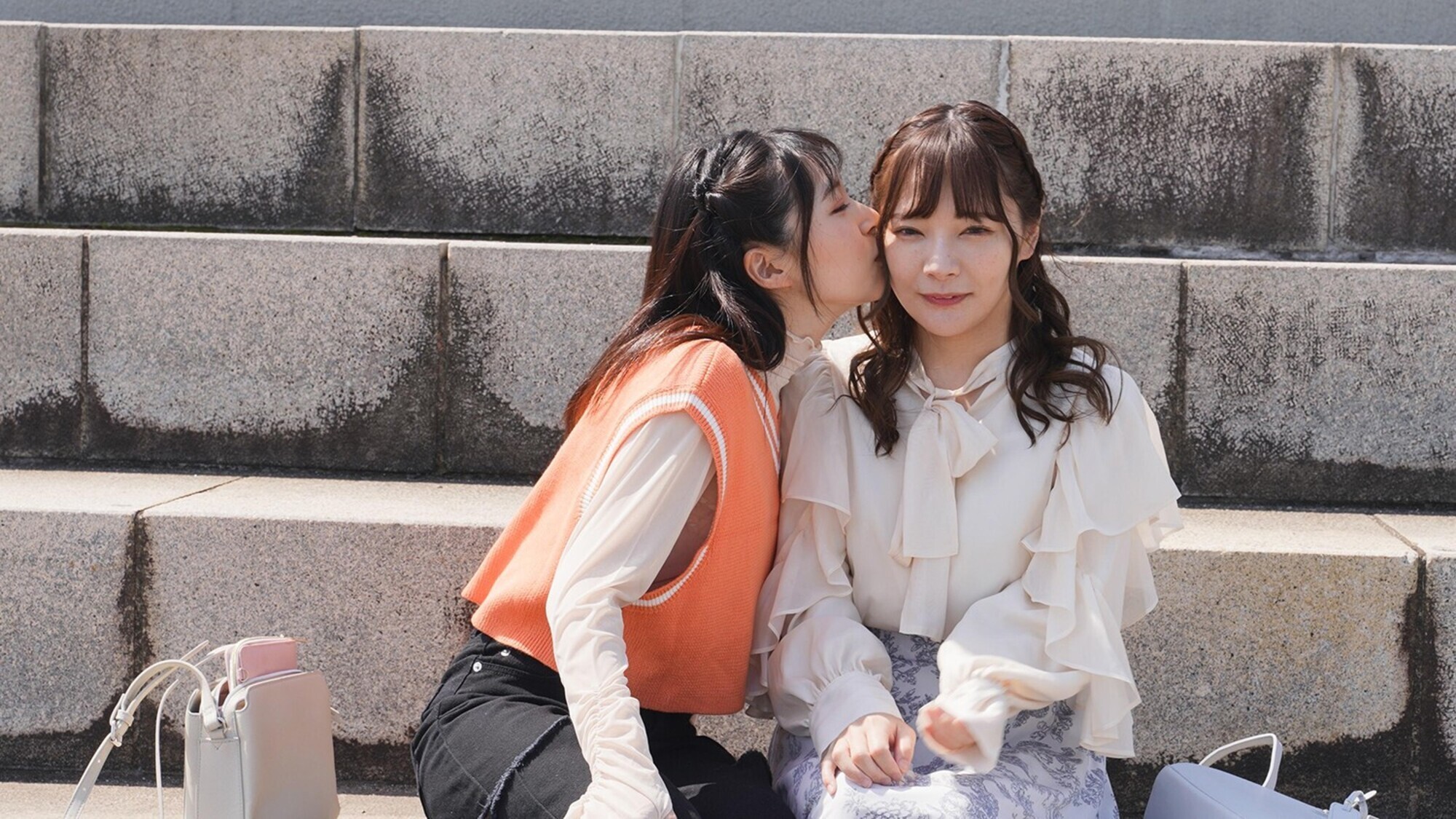 女子大生の間でオンナ好きが急増!?を検証いきなりベロキス!レズビッチ数珠つなぎセックス「あなたよりエロいレズ友紹介してください」 VOL.2 画像4