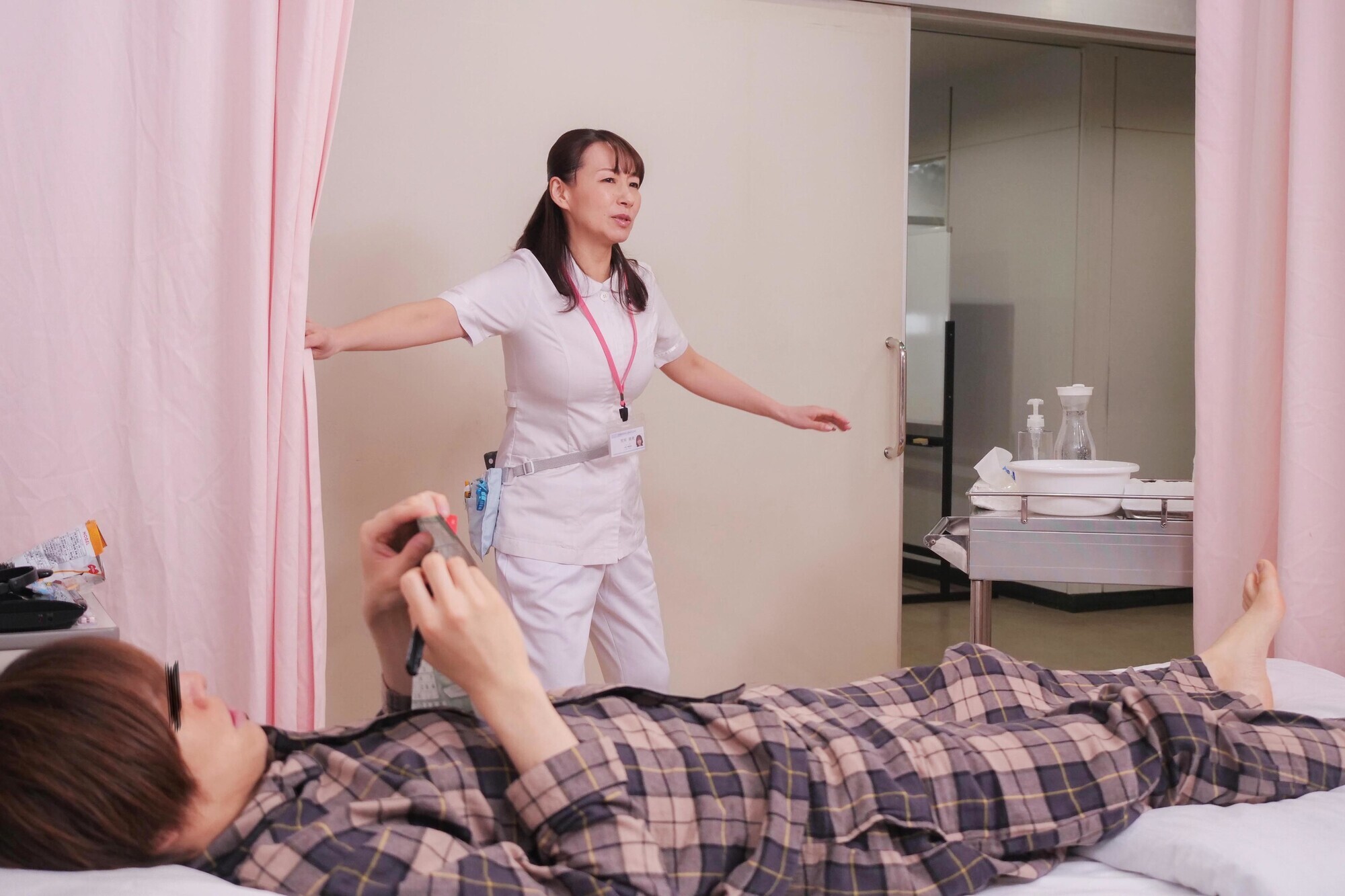 ワザと手コキのような陰部洗浄で暴発させて青年患者を虜にするおばさん看護師 アラフィフ美人看護師さん 画像3