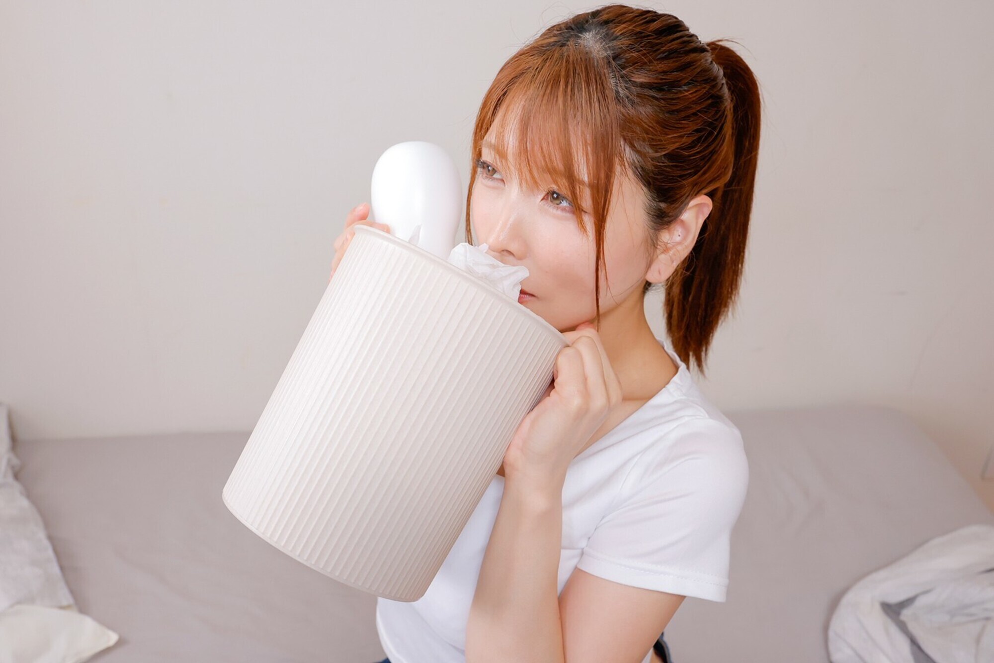 「二人だけの秘密ね...」せんずり臭い父子家庭の家族全員をデカ尻で誘惑!声が出せない状況で膣内搾精するヤリマン家政婦 4枚目