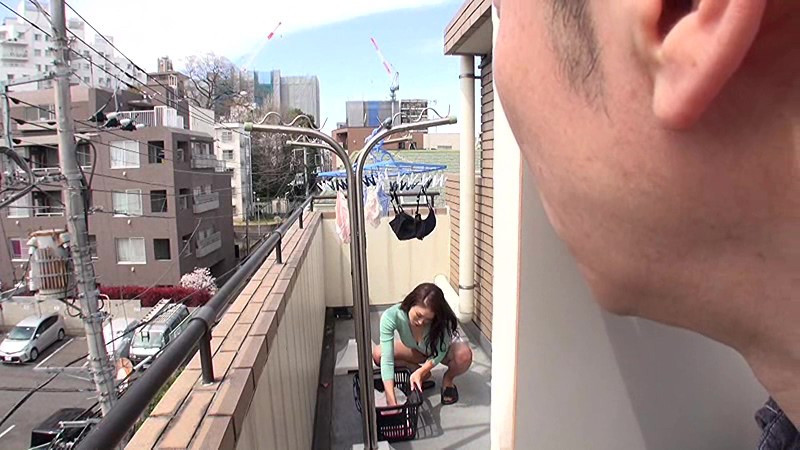 【凛音とうか】誘惑する隣の専業主婦 美人で巨乳なお隣の奥さんが夜勤帰りの俺に見せる無防備な日常的挑発チラリズム 凛音とうか-3