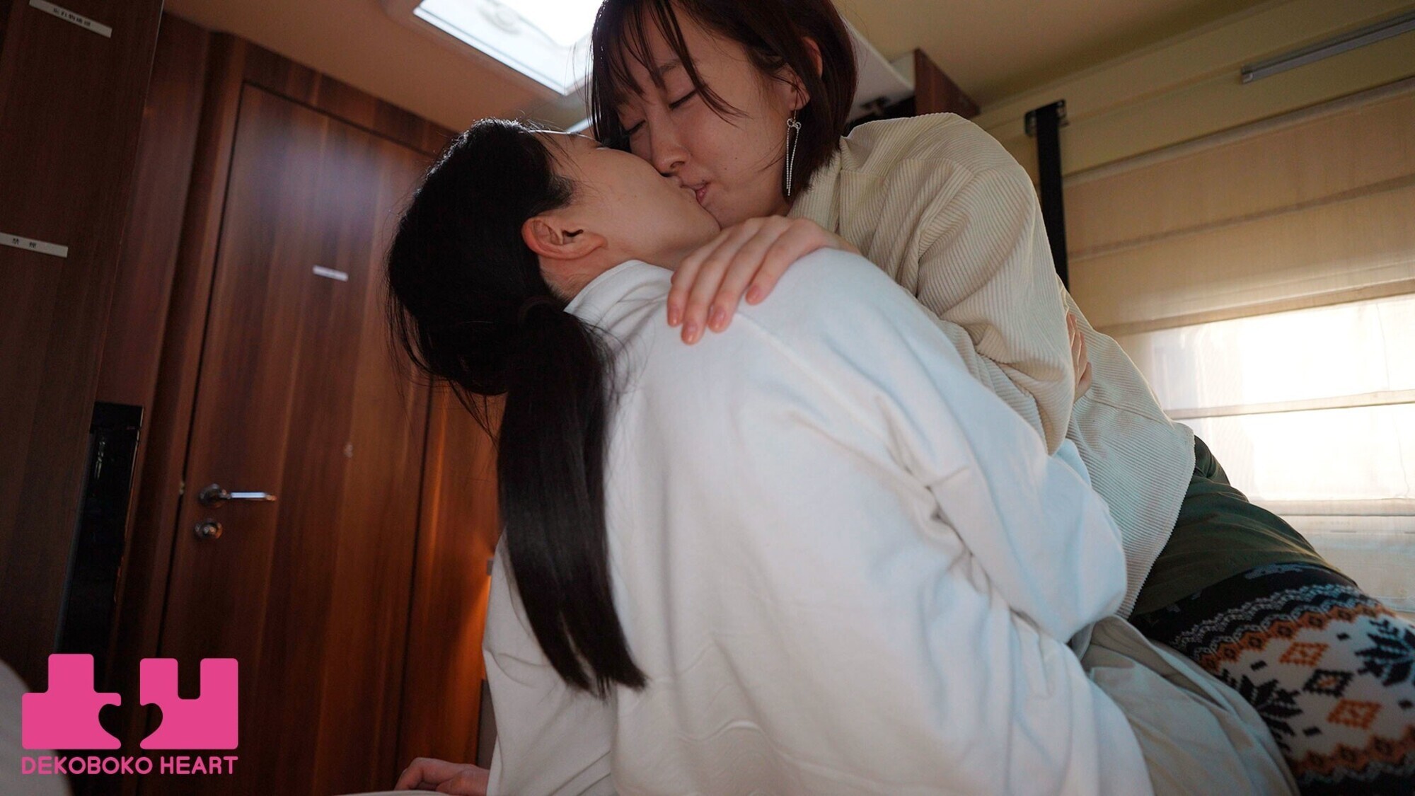 ハニカミキャンプ旅行 最初は緊張したけど・・・外でハグしてキスしたら・・・一気に距離が近づいてキャンピングカーで何度も身体を重ね合った24時間限定の恋人デート 皆月ひかる 咲野瑞希 画像6