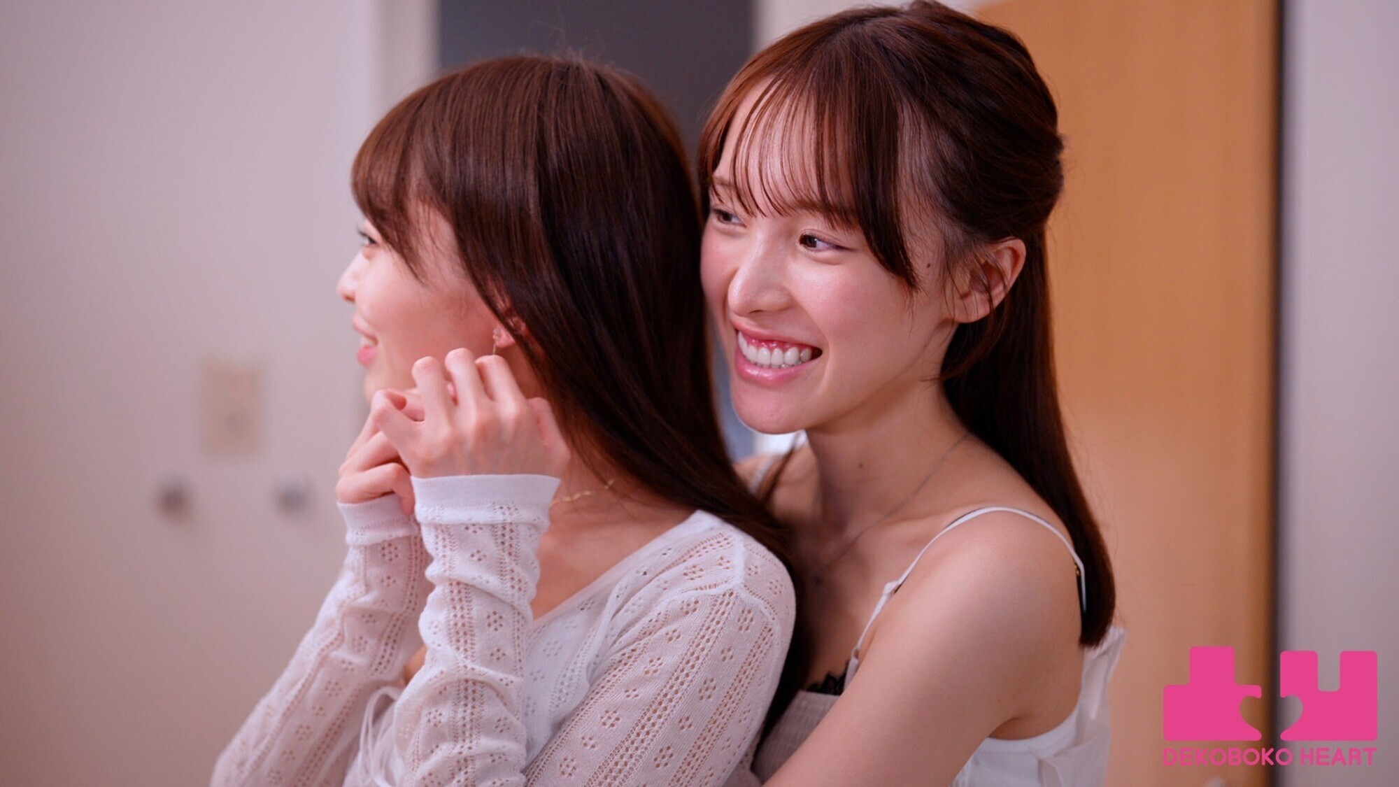 お互いに彼氏持ちだけど女の子相手なら浮気にならないよね？友達同士だったけどキスで一気に距離が縮まって一夜限りのレズビアンになる瞬間 瀬戸ひなこ 白石もも 画像12