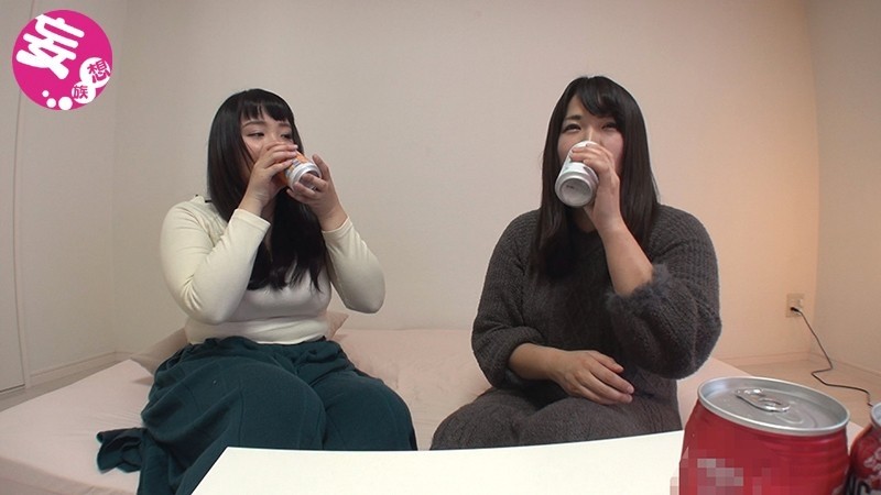 レズに興味ありあり ウブで豊満ムチムチ女子2人 ほのぼの初レズ体験の直後、絶倫巨根にガン突きイキ狂い4P! 画像2
