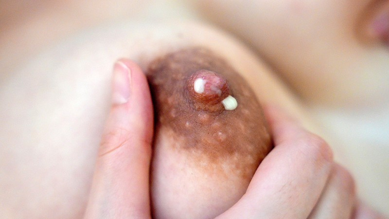 【謎母乳】メガネ女子で地味なのにお酒を飲むと職場の男どもを完食してしまうムチムチ肉感ドスケベOLの母乳汁垂れ流しのアヘイキSEX 画像3