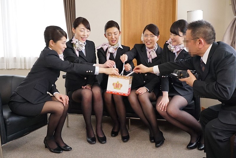 フライト帰りのキャビンアテンダントさんたちに突撃交渉!40歳過ぎても未だに童貞のおじさんと人生初の王様ゲームしてみませんか?誰もが見惚れてしまうほどの黒パンストに包まれた美脚を独り占めでハメまくり!!中出し放題!!念願のハーレム筆おろし大乱交 2 画像1