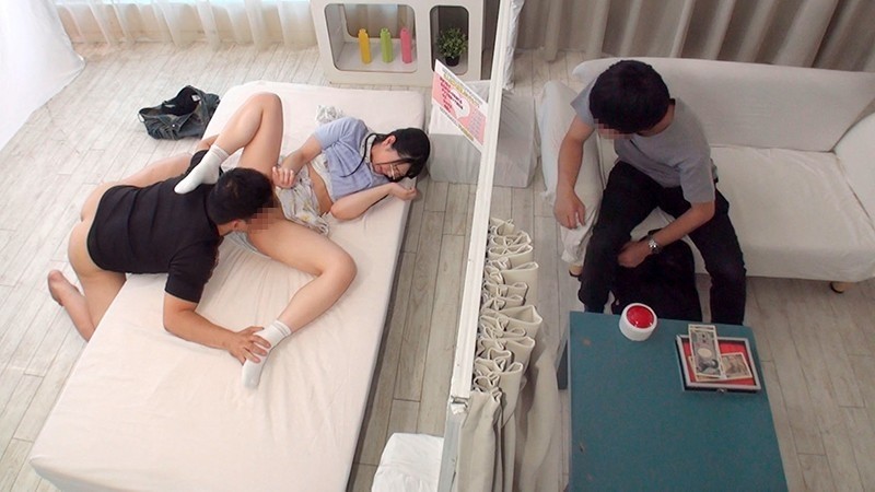 一般男女モニタリングAV マジックミラーの向こうには大好きな彼女!他の男に寝取られる姿を彼氏が最後まで見ることができたら100万円!巨乳の彼女は‘30cm横で彼氏に見られている’とは知らずに彼氏とは比べ物にならない巨根にオマ○コ本気濡れ! 画像4