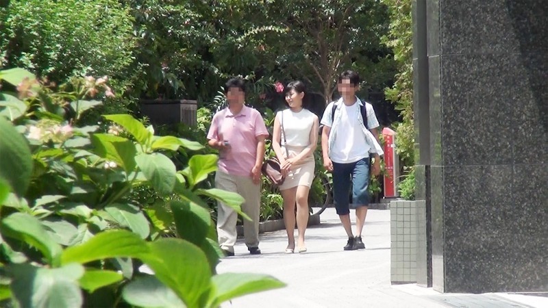 マジックミラー便 特別出張企画!「再婚してできた元高校教師の巨尻のお義母さんに筆おろししてもらいたい!」義母に恋をする童貞息子の想いをAV制作会社が完全バックアップ!!お父さん(=旦那)の目の前で息子が義理の母を寝取って生中出し! 画像1