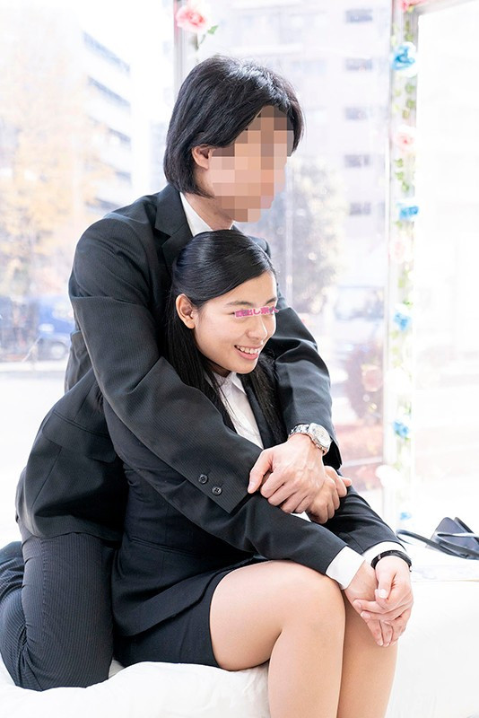ザ・マジックミラー 顔出し！働く美女限定 8本番！街頭調査！職場の同僚と日本一エロ～い車の中で2人っきり 理性と性欲どちらが勝つのか！？同じオフィスで働く男女に突然のSEX交渉！！人生初の真正中出しスペシャル！ 9 in池袋 画像1