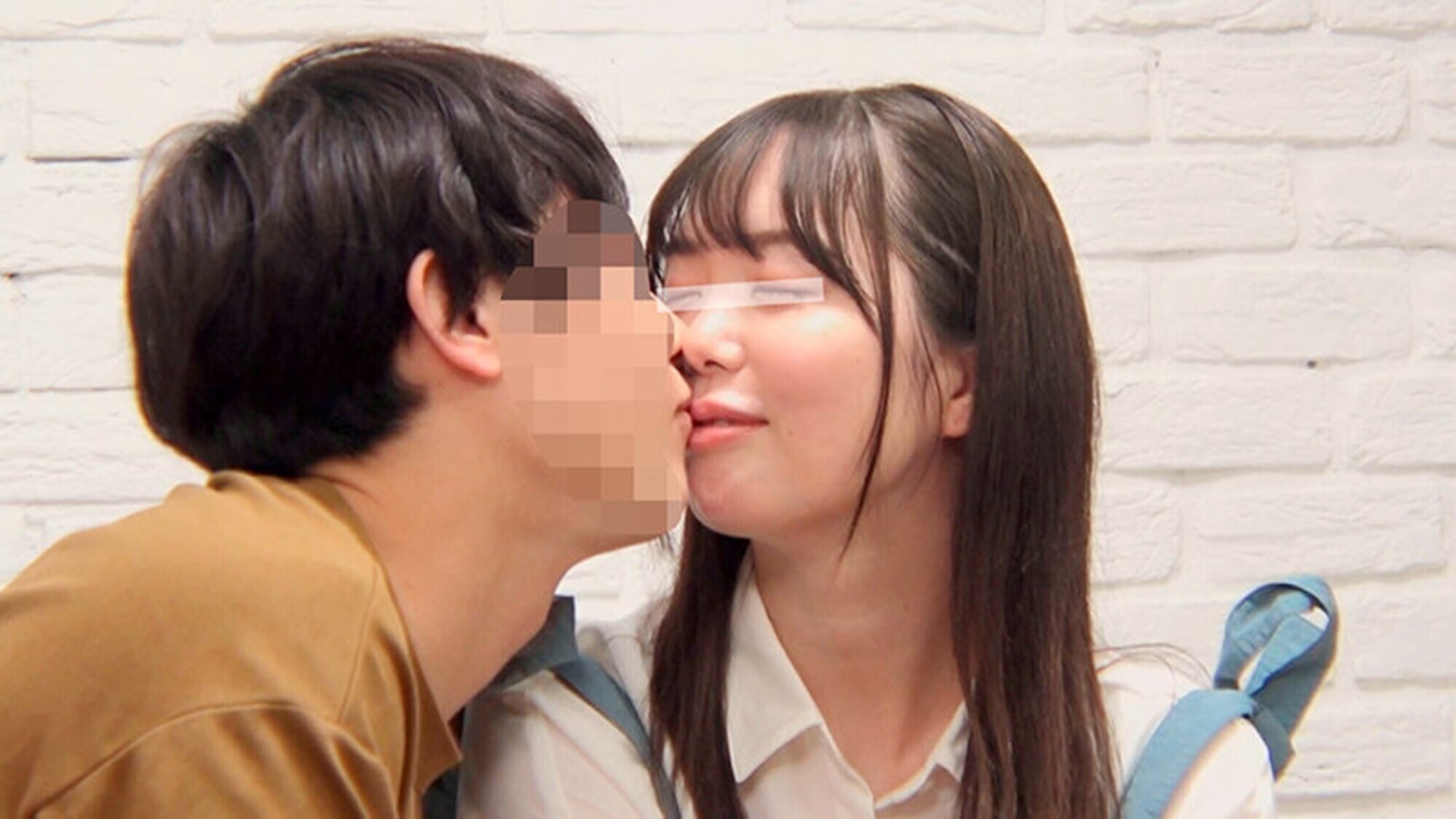 一般男女モニタリングAV 女子大生の姉と弟がドキドキ24時間ルーレット生活に挑戦！回して的中した過激なエロミッションを実行した姉弟の仲は急接近！性欲が抑えられない弟に迫られた姉はオマ○コを濡らして我慢できずに生ハメセックス！禁断の近親相姦中出しは1発限りでは･･･ 画像2
