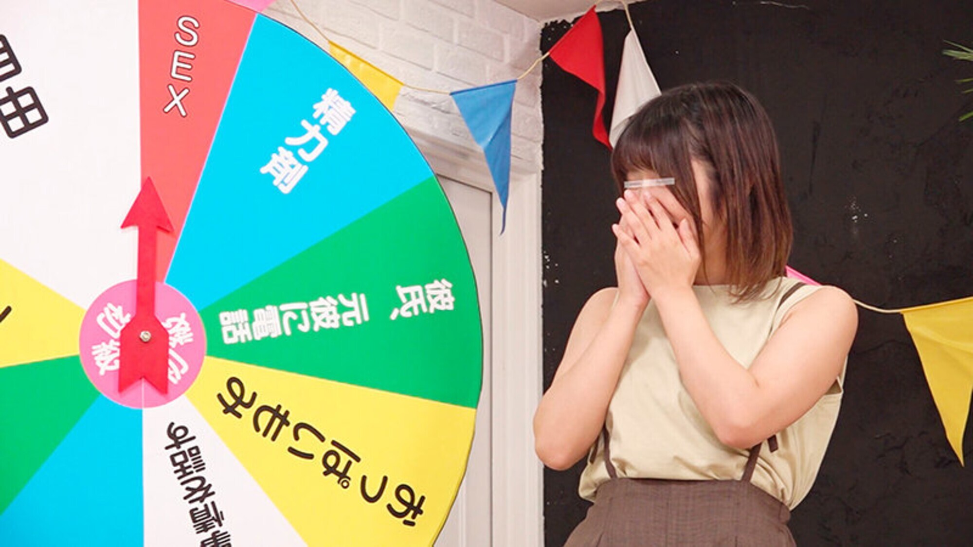 一般男女モニタリングAV 女子大生の姉と弟がドキドキ24時間ルーレット生活に挑戦！回して的中した過激なエロミッションを実行した姉弟の仲は急接近！性欲が抑えられない弟に迫られた姉はオマ○コを濡らして我慢できずに生ハメセックス！禁断の近親相姦中出しは1発限りでは･･･ 画像3