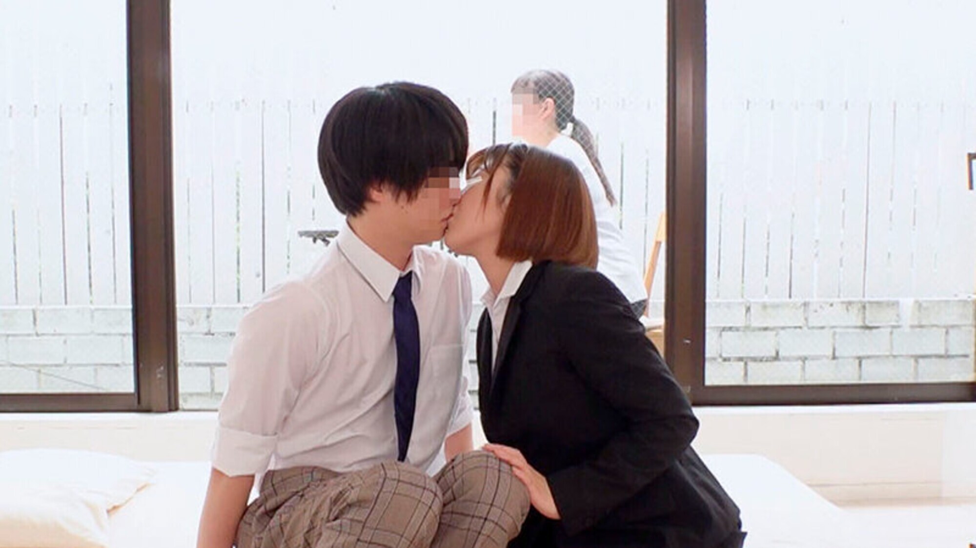 一般男女モニタリングAV 三者面談でセックスしちゃった担任の先生と生徒のその後まで追跡スペシャル マジックミラーの向こうには保護者である母親!巨乳女教師が童貞の教え子を優しい騎乗位で筆おろし中出し!!・・・した後日談:生徒思いの先生が禁断のセックスにドハマりして・・・ 画像2