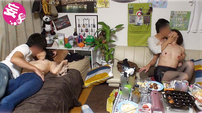 イケメンが熟女を部屋に連れ込んでSEXに持ち込む様子を盗撮したDVD。71~強引にそのまま中出ししちゃいました~ イケメンにハマってしまった熟女が超美人の友達を連れて戻ってきました!ワイワイたこパ~大乱交スペシャル!! 画像1
