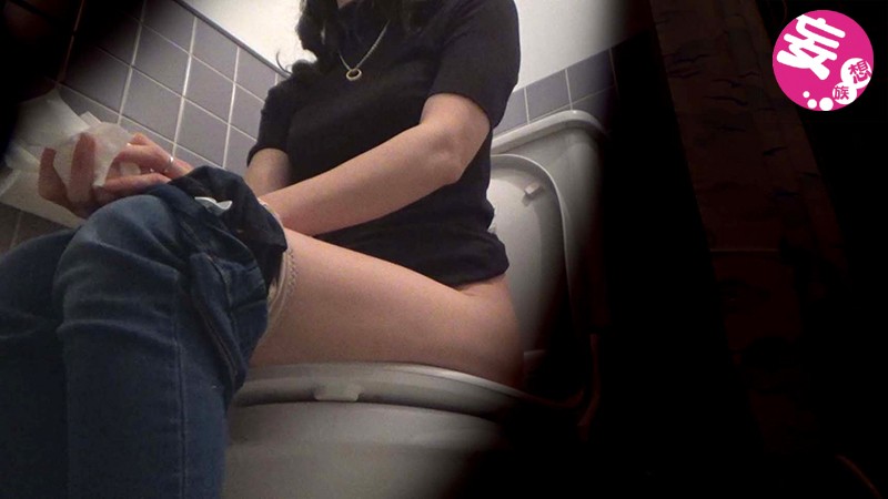 イケメンが熟女を部屋に連れ込んでSEXに持ち込む様子を盗撮したDVD。71~強引にそのまま中出ししちゃいました~ イケメンにハマってしまった熟女が超美人の友達を連れて戻ってきました!ワイワイたこパ~大乱交スペシャル!! 画像9
