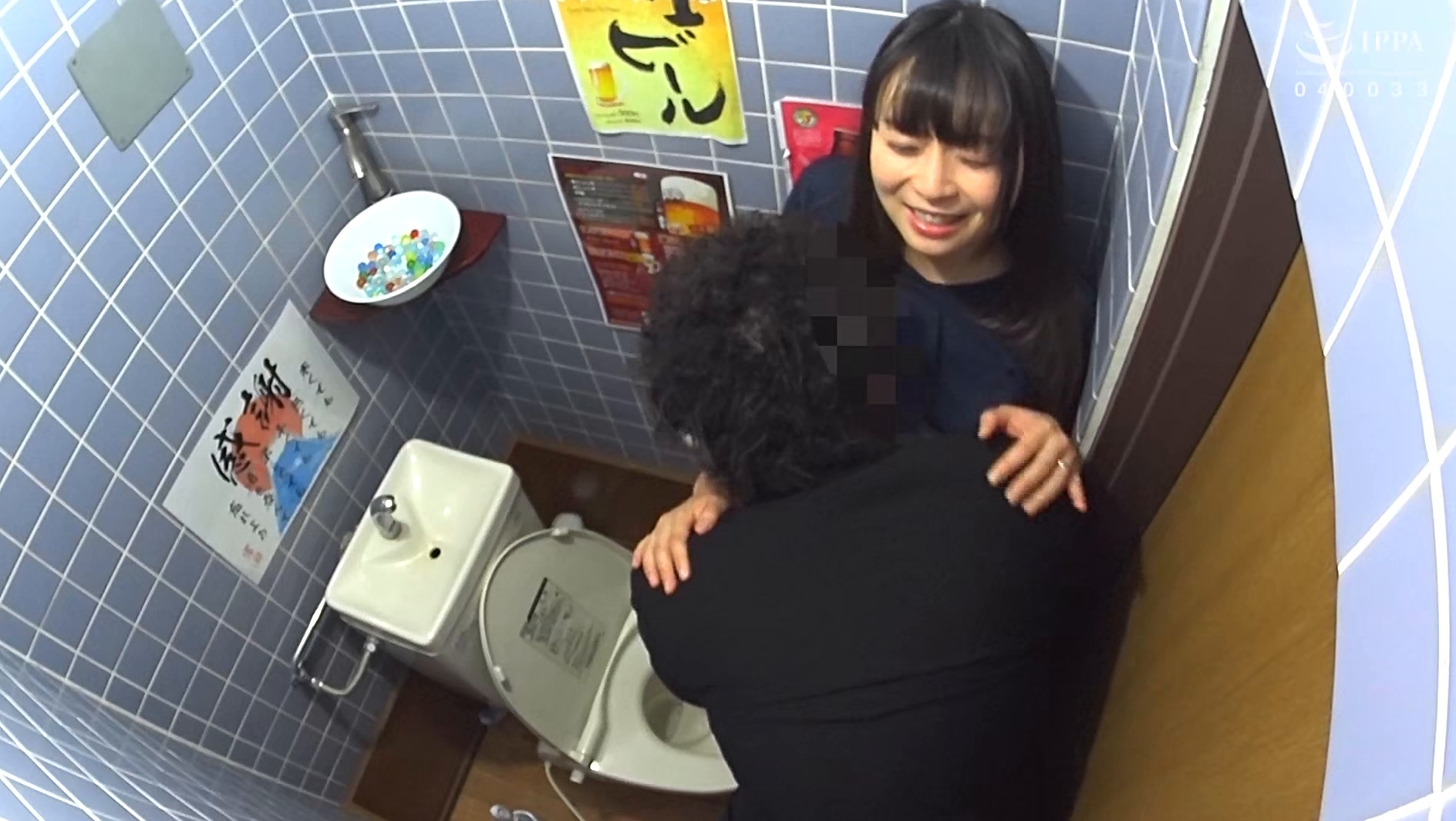 「家近くだから寄ってく？」「え～、どうしよっかな？？」居酒屋トイレナンパ 個室でイチャイチャ･･･オマ●コ即濡れ！たまらず人妻の方から誘惑！家まで我慢できない男と女の自宅お持ち帰りセックス 30人8時間 イメージ15