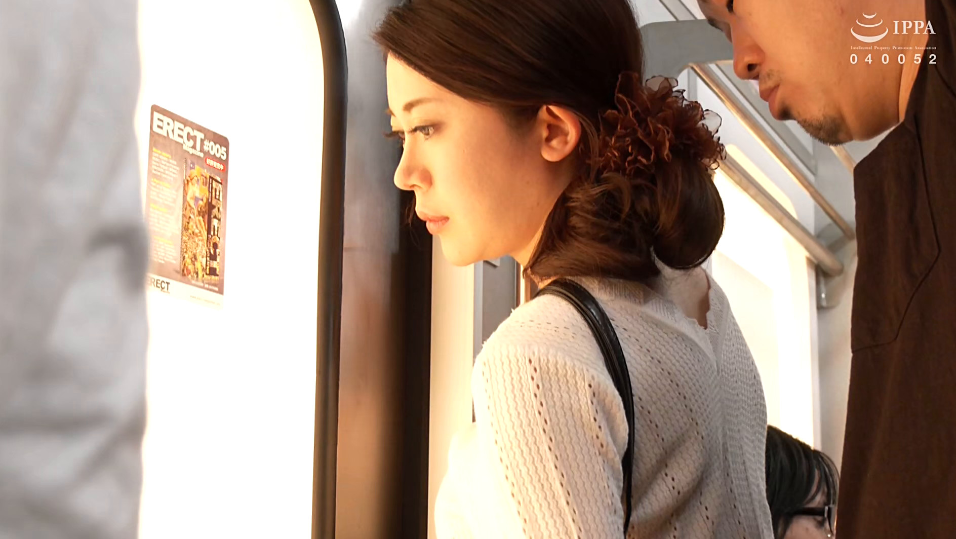 よりによって通勤時間に・・・満員の中で身動きが取れない人妻ラッシュアワー40人8時間 画像1