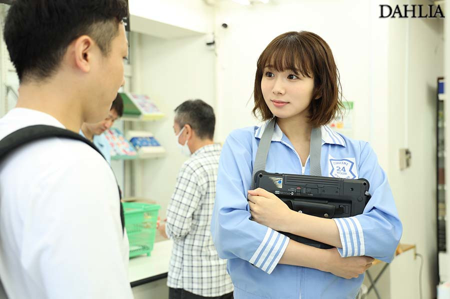 満たされない人妻の禁断不倫SEX 同じコンビニで働く男子大学生と汗だくで交わり続けた熱い夏・・・ 穂高結花 画像1