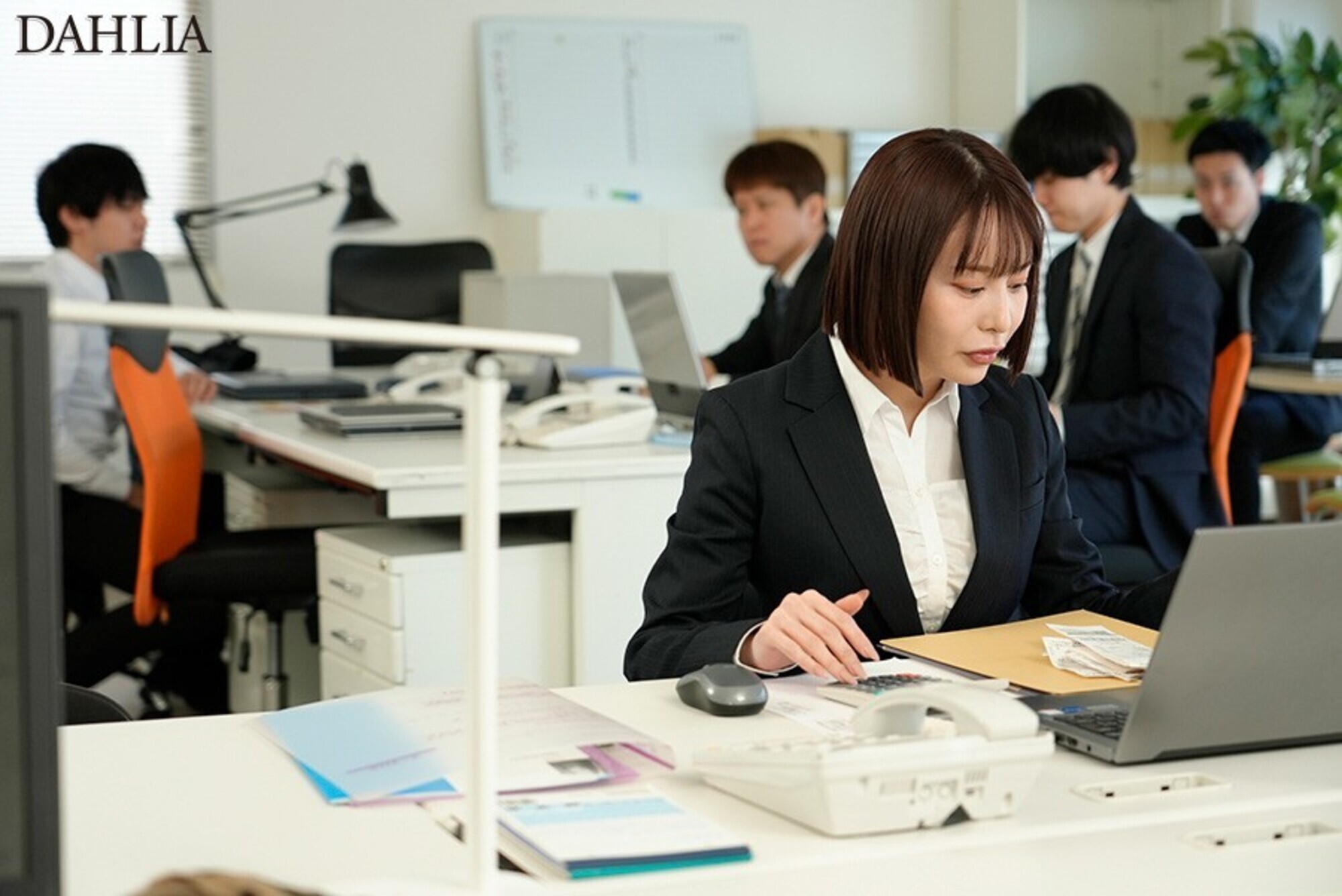 業務中リモバイ絶頂寸止めでガニ股失禁してイキ恥じさらした生意気OL 入田真綾 画像1